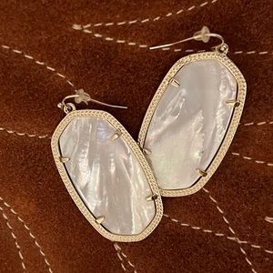 Kendra Scott Danielle earrings in mother of pearl